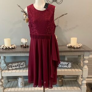 Elegant Burgundy Lace Midi Dress